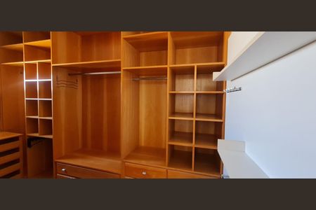 Casa de condomínio à venda com 365m², 4 quartos e 4 vagas Casa de condomínio à venda com 365m², 4 quartos e 4 vagasQuarto
