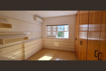 Casa de condomínio à venda com 365m², 4 quartos e 4 vagas Casa de condomínio à venda com 365m², 4 quartos e 4 vagasQuarto