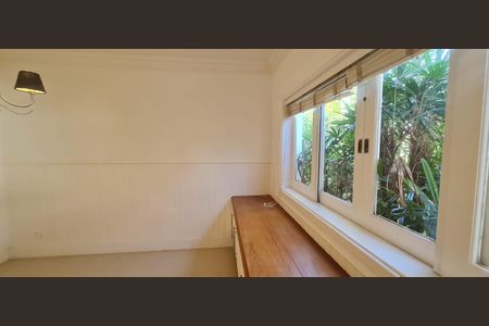 Casa de condomínio à venda com 365m², 4 quartos e 4 vagas Casa de condomínio à venda com 365m², 4 quartos e 4 vagasQuarto