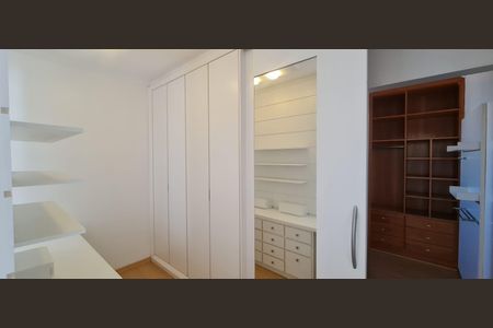 Casa de condomínio à venda com 365m², 4 quartos e 4 vagas Casa de condomínio à venda com 365m², 4 quartos e 4 vagasQuarto