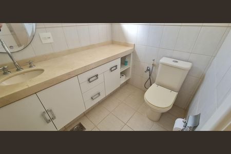 Casa de condomínio à venda com 365m², 4 quartos e 4 vagas Casa de condomínio à venda com 365m², 4 quartos e 4 vagasBanheiro