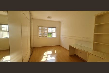 Casa de condomínio à venda com 365m², 4 quartos e 4 vagas Casa de condomínio à venda com 365m², 4 quartos e 4 vagasQuarto