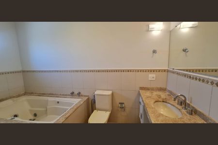 Casa de condomínio à venda com 365m², 4 quartos e 4 vagas Casa de condomínio à venda com 365m², 4 quartos e 4 vagasBanheiro
