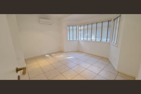 Casa de condomínio à venda com 365m², 4 quartos e 4 vagas Casa de condomínio à venda com 365m², 4 quartos e 4 vagasQuarto
