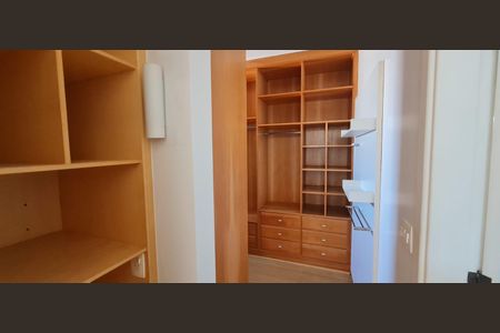 Casa de condomínio à venda com 365m², 4 quartos e 4 vagas Casa de condomínio à venda com 365m², 4 quartos e 4 vagasQuarto