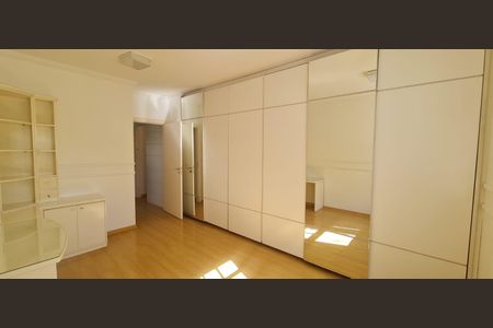 Casa de condomínio à venda com 365m², 4 quartos e 4 vagas Casa de condomínio à venda com 365m², 4 quartos e 4 vagasQuarto