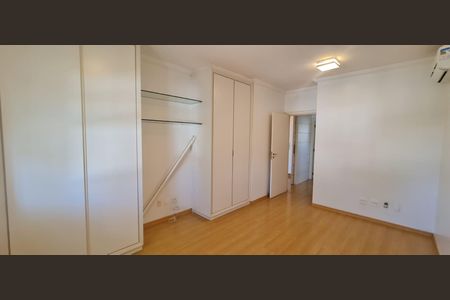 Casa de condomínio à venda com 365m², 4 quartos e 4 vagas Casa de condomínio à venda com 365m², 4 quartos e 4 vagasQuarto