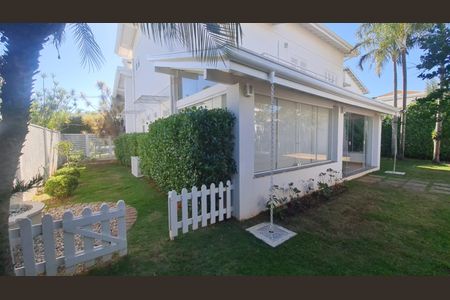 Casa de condomínio à venda com 365m², 4 quartos e 4 vagas Casa de condomínio à venda com 365m², 4 quartos e 4 vagasÁrea externa