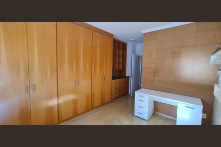 Casa de condomínio à venda com 365m², 4 quartos e 4 vagas Casa de condomínio à venda com 365m², 4 quartos e 4 vagasQuarto