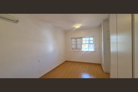 Casa de condomínio à venda com 365m², 4 quartos e 4 vagas Casa de condomínio à venda com 365m², 4 quartos e 4 vagasQuarto