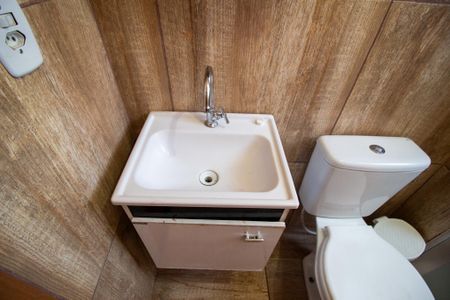 Banheiro de apartamento para alugar com 2 quartos, 49m² em Caguaçu, Sorocaba