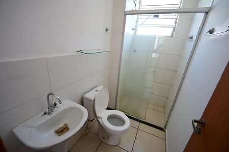 Banheiro social de apartamento para alugar com 2 quartos, 49m² em Residencial Aquários Ii, Goiânia