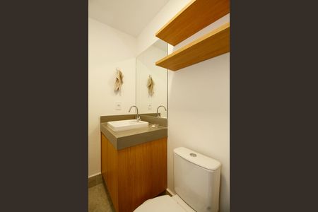 Banheiro de kitnet/studio para alugar com 1 quarto, 25m² em Pinheiros, São Paulo