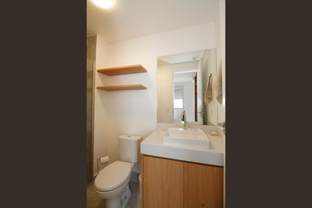 Banheiro de kitnet/studio para alugar com 1 quarto, 25m² em Pinheiros, São Paulo