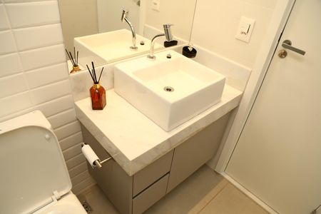 Banheiro de kitnet/studio para alugar com 1 quarto, 46m² em Setor Oeste, Goiânia