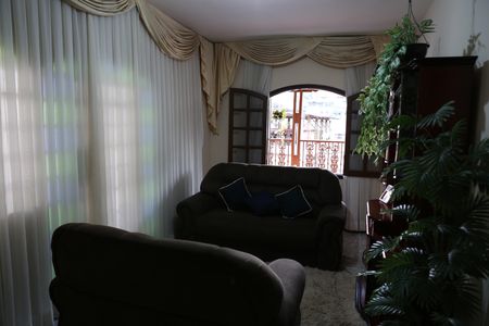 Casa à venda com 390m², 4 quartos e 4 vagasSala