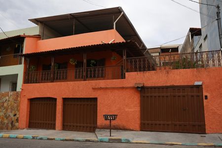 Fachada de casa à venda com 4 quartos, 390m² em Lindéia, Contagem