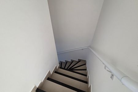 Casa de condomínio para alugar com 120m², 2 quartos e 1 vaga Casa de condomínio para alugar com 120m², 2 quartos e 1 vagaEscada