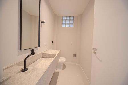 Apartamento à venda com 226m², 4 quartos e 2 vagas Apartamento à venda com 226m², 4 quartos e 2 vagasLavabo