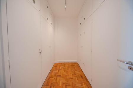 Apartamento à venda com 226m², 4 quartos e 2 vagas Apartamento à venda com 226m², 4 quartos e 2 vagasCloset