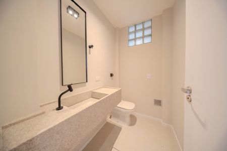 Apartamento à venda com 226m², 4 quartos e 2 vagas Apartamento à venda com 226m², 4 quartos e 2 vagasLavabo