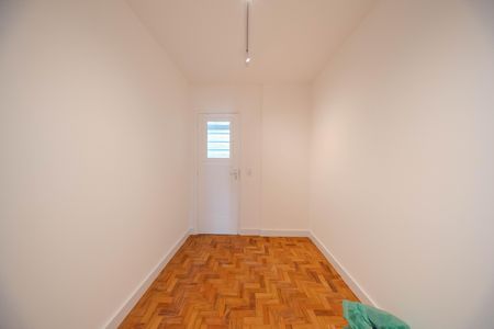 Apartamento à venda com 226m², 4 quartos e 2 vagas Apartamento à venda com 226m², 4 quartos e 2 vagasEscritório