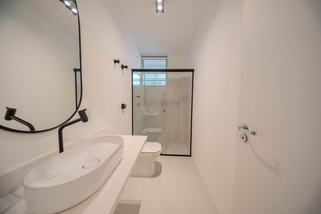 Apartamento à venda com 226m², 4 quartos e 2 vagas Apartamento à venda com 226m², 4 quartos e 2 vagasBanheiro