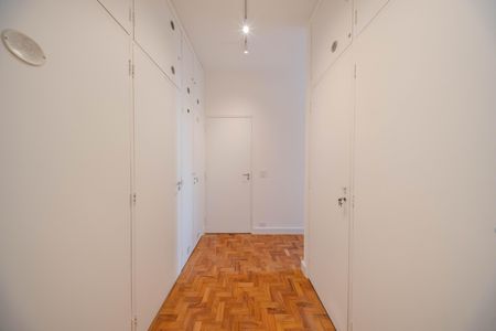 Apartamento à venda com 226m², 4 quartos e 2 vagas Apartamento à venda com 226m², 4 quartos e 2 vagasCloset