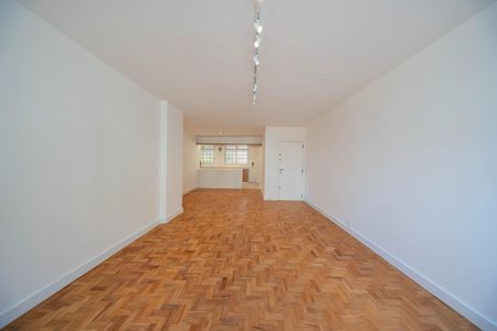 Apartamento à venda com 226m², 4 quartos e 2 vagas Apartamento à venda com 226m², 4 quartos e 2 vagasSala