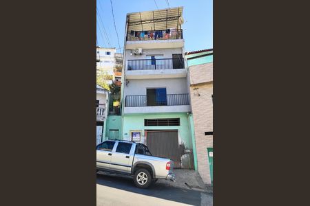 Fachada + placa de casa para alugar com 1 quarto, 50m² em Jardim Santa Lucrecia, São Paulo