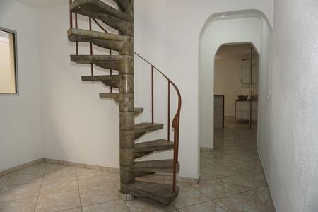 Escada de casa para alugar com 3 quartos, 200m² em Parque Fernanda, Embu das Artes