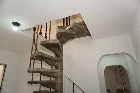 Casa para alugar com 200m², 3 quartos e 5 vagasEscada