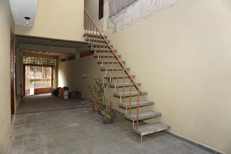 Casa para alugar com 200m², 3 quartos e 5 vagasEscada