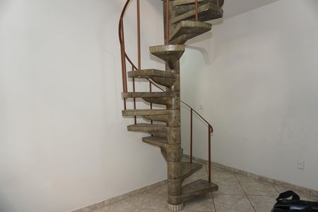 Casa para alugar com 200m², 3 quartos e 5 vagasEscada