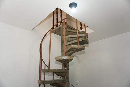 Casa para alugar com 200m², 3 quartos e 5 vagasEscada