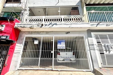 Casa para alugar com 40m², 1 quarto e 1 vaga Casa para alugar com 40m², 1 quarto e 1 vagaFachada
