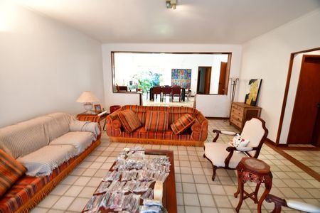 Casa à venda com 300m², 4 quartos e 4 vagasSala