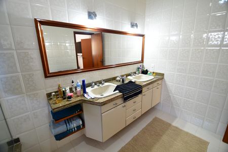 Casa à venda com 300m², 4 quartos e 4 vagasBanheiro Suíte