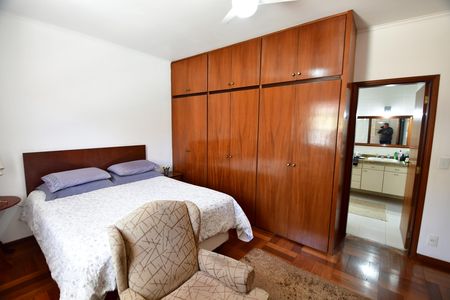 Casa à venda com 300m², 4 quartos e 4 vagasQuarto 4 - Suíte