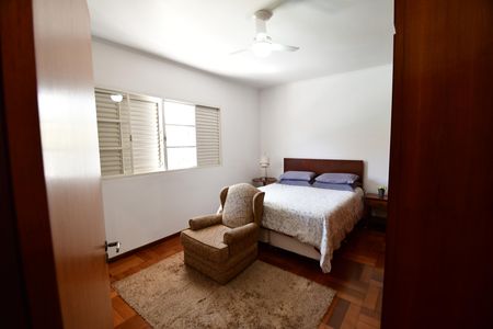 Casa à venda com 300m², 4 quartos e 4 vagasQuarto 4 - Suíte