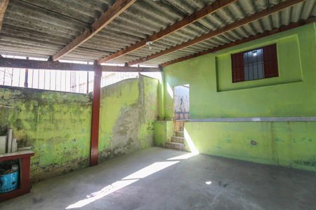 Garagem de casa para alugar com 2 quartos, 100m² em Jardim Caguassu, São Paulo