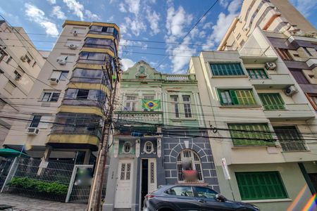 Fachada de casa à venda com 3 quartos, 230m² em Floresta, Porto Alegre