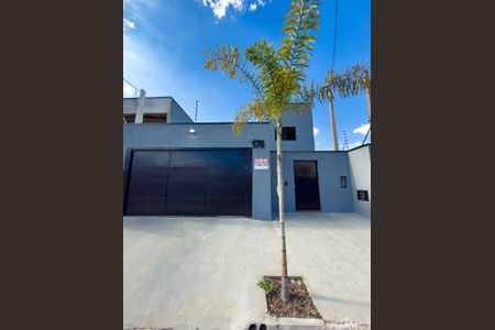 Casa para alugar com 230m², 4 quartos e 2 vagas Casa para alugar com 230m², 4 quartos e 2 vagasFachada