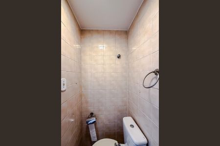 Banheiro de serviço de apartamento para alugar com 3 quartos, 72m² em Vila Monumento, São Paulo