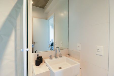 Banheiro de kitnet/studio para alugar com 0 quarto, 63m² em Santana, São Paulo