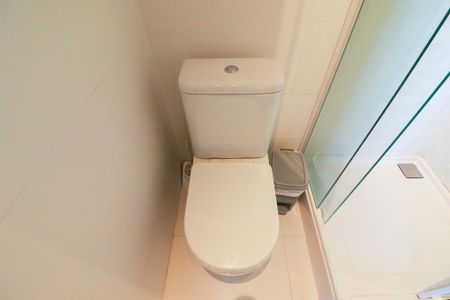Banheiro de kitnet/studio para alugar com 0 quarto, 63m² em Santana, São Paulo