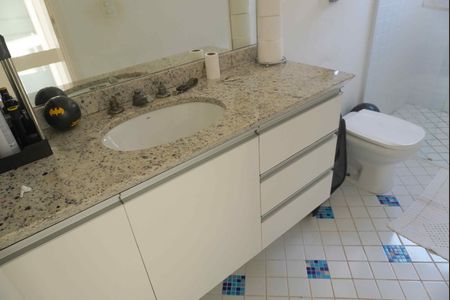 Banheiro da Suíte 1 de casa de condomínio à venda com 3 quartos, 490m² em Tarumã, Barueri