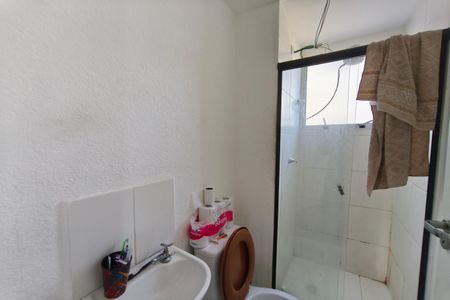 Banheiro de apartamento à venda com 2 quartos, 38m² em Jardim do Lago Continuacao, Campinas