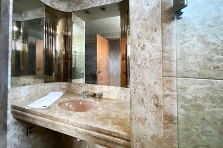 Banheiro de apartamento à venda com 4 quartos, 189m² em Santo Antônio, Belo Horizonte