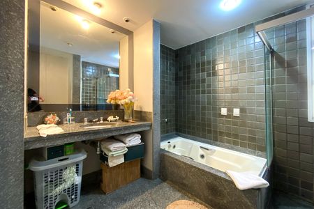Apartamento à venda com 189m², 4 quartos e 2 vagas Apartamento à venda com 189m², 4 quartos e 2 vagasBanheiro da Suíte